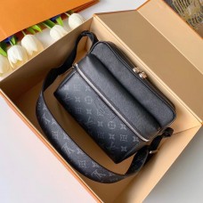 louis vuitton Outdoor Messenger bag m30233 noir in taiga leather